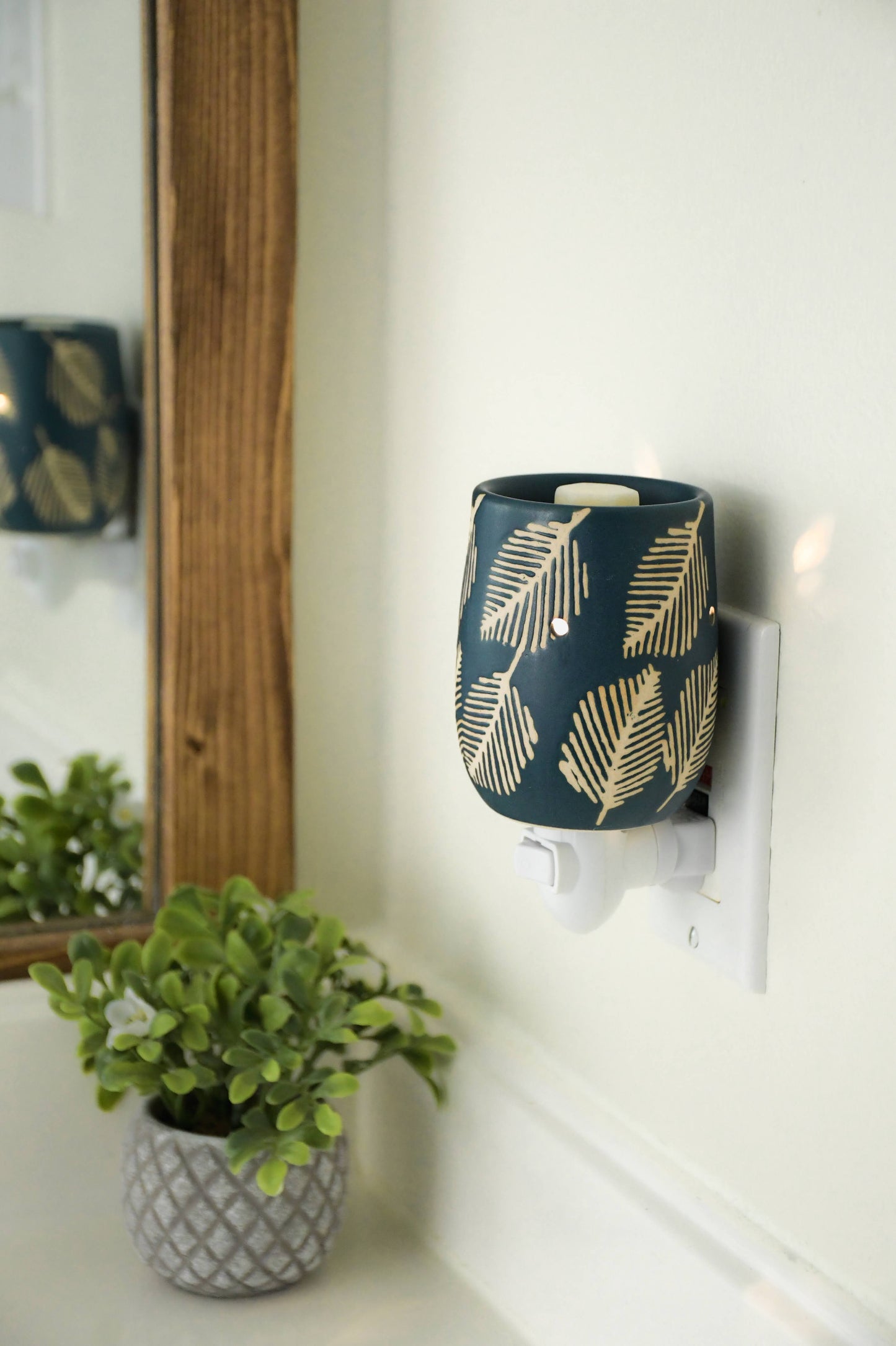 Pressed Leaf Ceramic Pluggable Wax Warmer