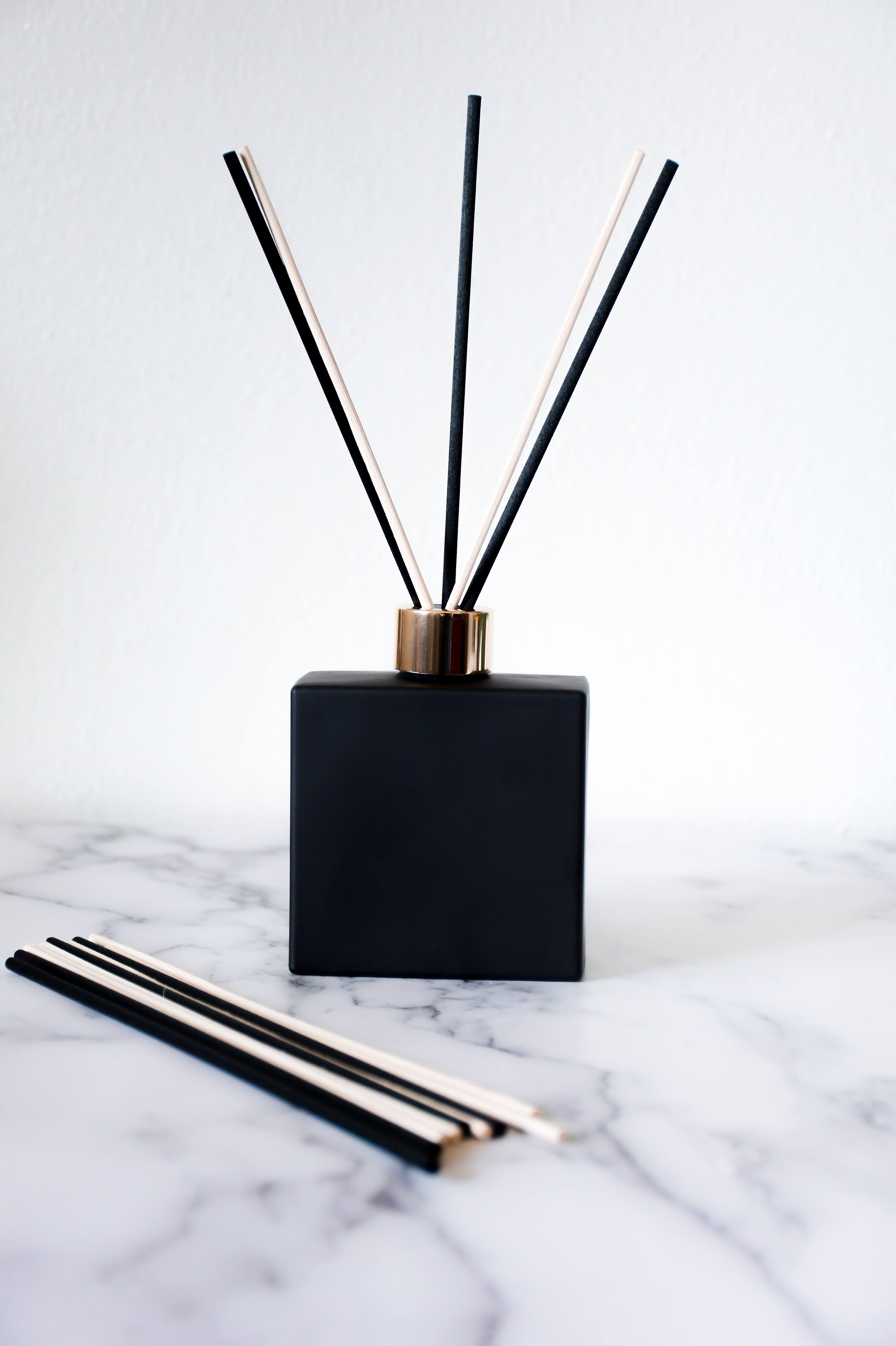 Customizable Black and Gold Non-Toxic Reed Diffuser